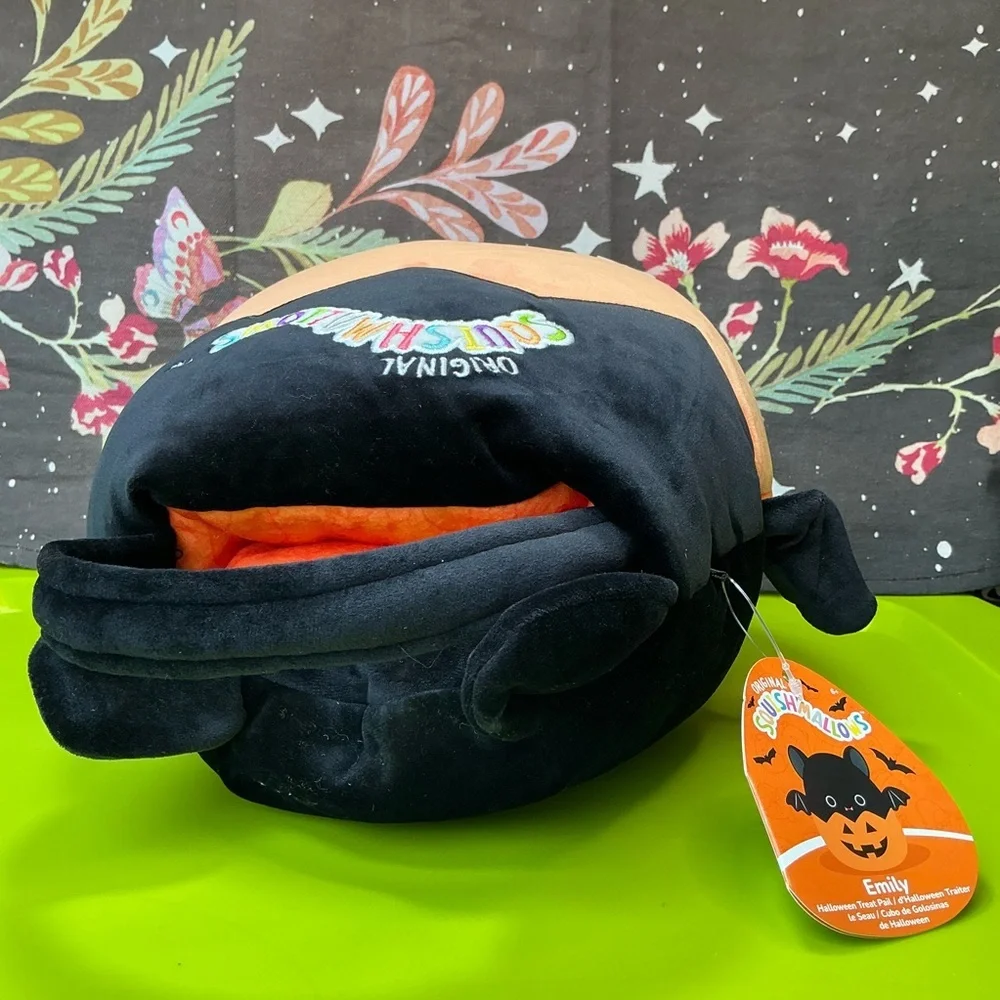 Squishmallows Halloween Plush Tote Emily the bat in a jack-o’-lantern NWT